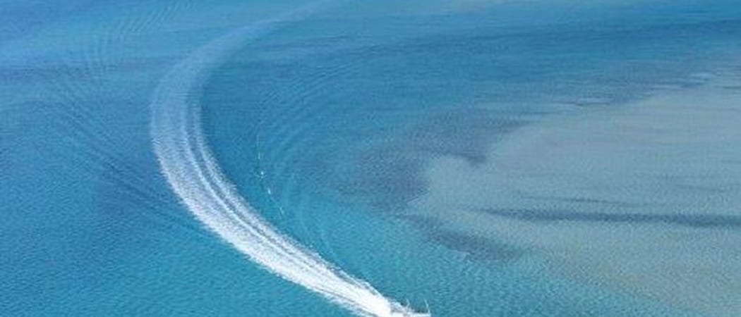 Azura Benguerra speedboat un turquoise waters 4