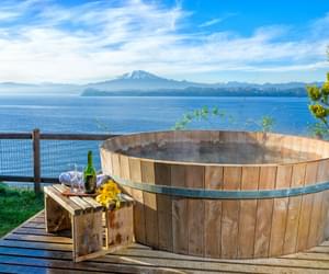 Hot tub mountain view Cabana del Lago Chile