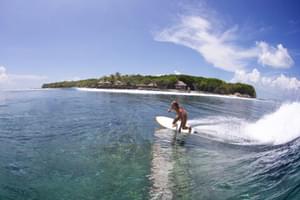 Hudhuranfushi Surfing
