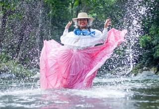 Traditional dress splash Panama min
