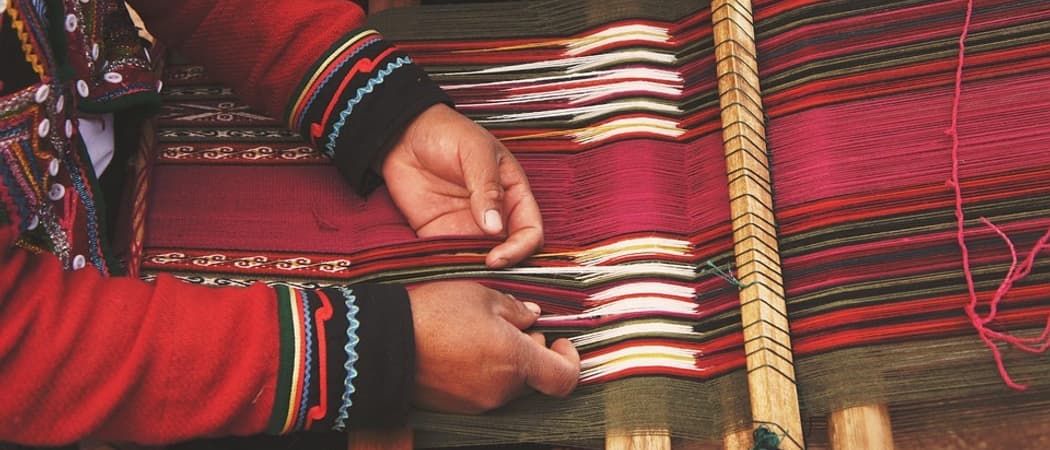 Artisans weaving Hablon textiles pixabay