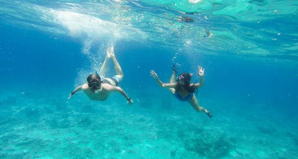 Couple scuba diving in Cebu Philippines