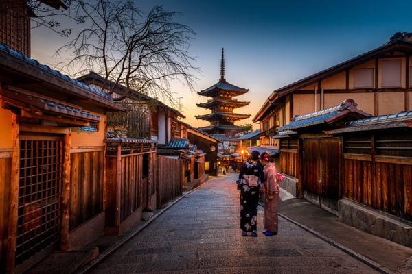 Kimonos women Kyoto Japan min Kimonos women Kyoto Japan min